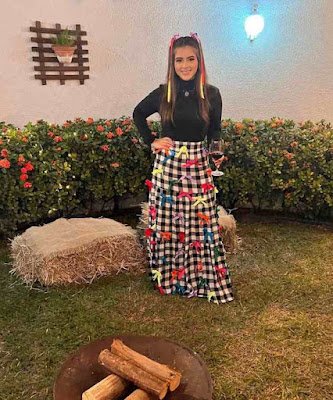 para ter um traje incrível para a festa junina, você não precisa comprar roupas novas. Use sua criatividade, misture estampas, adicione cores, laços e fitas, e customize suas roupas com adesivos ou retalhos de tecido.