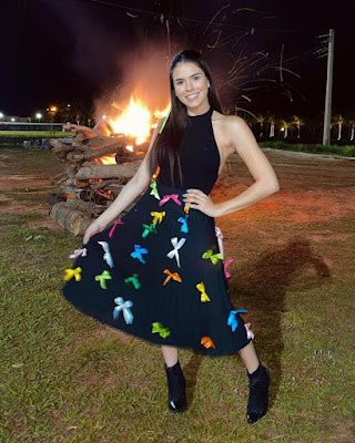 para ter um traje incrível para a festa junina, você não precisa comprar roupas novas. Use sua criatividade, misture estampas, adicione cores, laços e fitas, e customize suas roupas com adesivos ou retalhos de tecido.