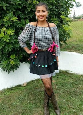 para ter um traje incrível para a festa junina, você não precisa comprar roupas novas. Use sua criatividade, misture estampas, adicione cores, laços e fitas, e customize suas roupas com adesivos ou retalhos de tecido.