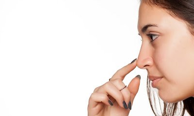 Quem nunca teve aquele desconforto nasal causado por um resfriado ou alergia? O soro fisiológico é uma excelente opção para descongestionar o nariz, pois ajuda a diluir o muco e facilitar a respiração. Basta algumas gotinhas em cada narina para sentir um alívio imediato. Respire fundo e livre-se desse incômodo!