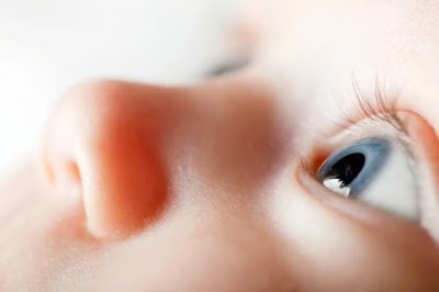 Se você é mãe ou pai, sabe como é importante ter produtos seguros e eficazes para cuidar dos pequenos. O soro fisiológico é perfeito para higienizar o nariz dos bebês, ajudando a desobstruir as vias respiratórias e aliviar os desconfortos causados por gripes e resfriados. Ah, e também é ótimo para limpar os olhinhos delicados dos pequeninos!