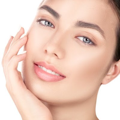 O soro fisiológico é uma maneira rápida e eficaz de hidratar a pele. Ele é superleve e pode ser aplicado em qualquer tipo de pele, até mesmo as mais sensíveis. Basta algumas gotinhas no rosto para sentir uma sensação refrescante e revitalizante. Ah, e ele também é ótimo para hidratar os cabelos ressecados!