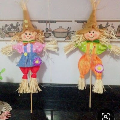 Espantalhos de retalhos de tecido:  Junte pedaços de tecidos coloridos que você não usa mais e crie espantalhos personalizados. Costure os retalhos para formar as roupas do espantalho e preencha a cabeça com palha ou algodão. Eles vão dar um toque rústico e divertido à sua festa.