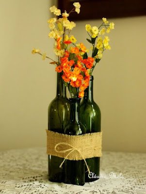 Vasos de garrafas de vidro:  Pegue garrafas de vidro vazias e decore-as com barbantes, sisal ou renda. Coloque flores típicas da época, como girassóis ou margaridas, para enfeitar as mesas e cantinhos da festa.