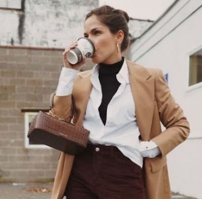 Camisas e blusas de verão:  Suas camisas e blusas de verão não precisam ser aposentadas quando o inverno chegar. Uma maneira incrível de incorporá-las aos seus looks de inverno é usá-las como camadas. Por exemplo, você pode usar uma blusa de alcinha por baixo de um suéter ou cardigã. Deixe a barra da blusa aparecendo e você terá um look moderno e cheio de estilo. Além disso, brincar com as texturas das peças é uma ótima forma de dar um toque interessante ao seu visual.