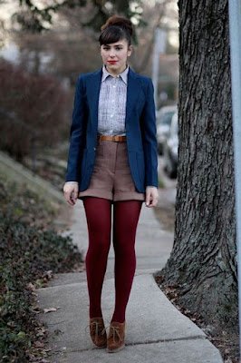 Shorts + meia-calça = combinação poderosa:  Sabe aquele shortinho jeans que você ama? Ele pode ser uma peça-chave no seu guarda-roupa de inverno também! Combine-o com uma meia-calça fio 40 ou 80 e uma bota estilosa. Adicione uma blusa de manga comprida, uma jaqueta de couro e finalize com acessórios que complementem o look. Tenho certeza de que você vai arrasar com essa combinação!