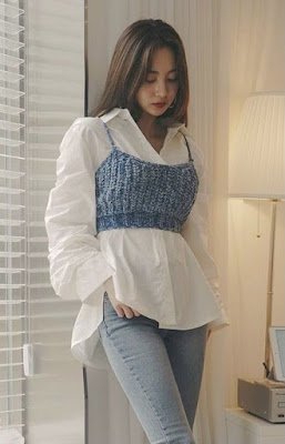 Camisas e blusas de verão:  Suas camisas e blusas de verão não precisam ser aposentadas quando o inverno chegar. Uma maneira incrível de incorporá-las aos seus looks de inverno é usá-las como camadas. Por exemplo, você pode usar uma blusa de alcinha por baixo de um suéter ou cardigã. Deixe a barra da blusa aparecendo e você terá um look moderno e cheio de estilo. Além disso, brincar com as texturas das peças é uma ótima forma de dar um toque interessante ao seu visual.