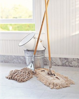 A economia de água também é um aspecto relevante da limpeza sustentável. Encontrar formas de reduzir o consumo de água durante as tarefas de limpeza é essencial. Isso pode ser feito, por exemplo, desligando a torneira enquanto ensaboa louças,  para a limpeza externa, e reparando rapidamente vazamentos de água.