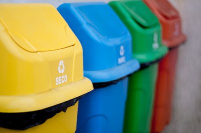 Além das práticas de limpeza, é importante considerar o descarte adequado dos resíduos de limpeza, como pilhas, baterias e lâmpadas fluorescentes, que contêm substâncias nocivas. Informe-se sobre os pontos de coleta específicos para esse tipo de material e contribua para sua destinação correta.