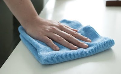 Outra prática importante é a redução de resíduos. Ao invés de comprar produtos descartáveis, como panos de limpeza, opte por itens reutilizáveis, como panos de microfibra. Da mesma forma, evite o uso excessivo de papel toalha, preferindo panos de tecido. Além disso, é fundamental separar corretamente os resíduos de limpeza para reciclagem, sempre que possível.