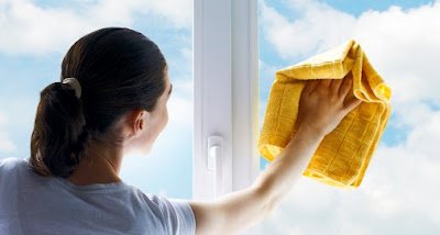 O suco de limão possui propriedades desengordurantes e o ácido cítrico ajuda a remover manchas de vidro, deixando as janelas limpas e brilhantes.