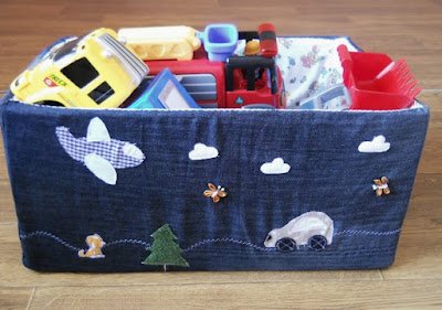 Caixas e cestos são ótimos aliados na organização dos brinquedos. Escolha opções duráveis e de fácil acesso para as crianças. Rotule cada caixa ou cesto de acordo com o tipo de brinquedo, como "bonecas", "carrinhos", "quebra-cabeças", entre outros. Isso tornará mais fácil encontrar e guardar os brinquedos corretamente