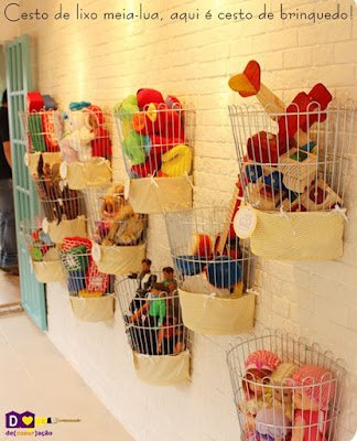 Use soluções criativas de armazenamento:  Além das caixas e cestos, existem diversas soluções criativas para armazenar brinquedos. Prateleiras com nichos, ganchos na parede, sacos de tecido pendurados e redes são algumas opções interessantes. Escolha soluções que se adequem ao espaço disponível e que sejam práticas para as crianças utilizarem.