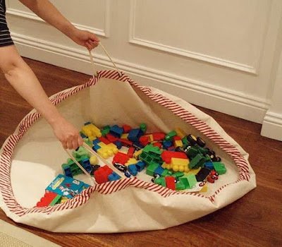 Use soluções criativas de armazenamento:  Além das caixas e cestos, existem diversas soluções criativas para armazenar brinquedos. Prateleiras com nichos, ganchos na parede, sacos de tecido pendurados e redes são algumas opções interessantes. Escolha soluções que se adequem ao espaço disponível e que sejam práticas para as crianças utilizarem.