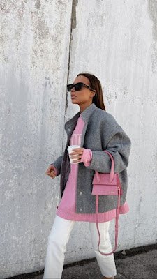 Lantejoulas, paetês e tecidos com brilho são ótimas opções para criar um look mais glamoroso e parecido com a Barbie em ocasiões especiais.