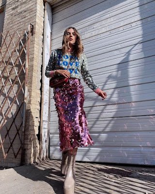 Lantejoulas, paetês e tecidos com brilho são ótimas opções para criar um look mais glamoroso e parecido com a Barbie em ocasiões especiais.