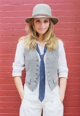 Quer transformar um look simples em algo extraordinário? Adicione acessórios poderosos! Lenços, chapéus, óculos de sol, brincos, colares, pulseiras... a lista é infinita! Eles são o tempero secreto para dar um up instantâneo em qualquer produção.