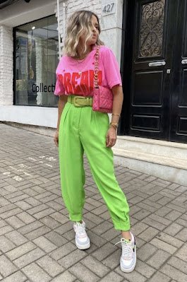 A vida é muito curta para se vestir sempre com cores neutras! Experimente adicionar um toque de cor ao seu guarda-roupa. Misture estampas, brinque com combinações inusitadas e divirta-se com o resultado. A moda é uma festa, e você é o DJ!