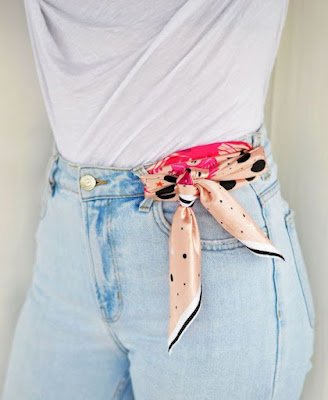 Quer transformar um look simples em algo extraordinário? Adicione acessórios poderosos! Lenços, chapéus, óculos de sol, brincos, colares, pulseiras... a lista é infinita! Eles são o tempero secreto para dar um up instantâneo em qualquer produção.