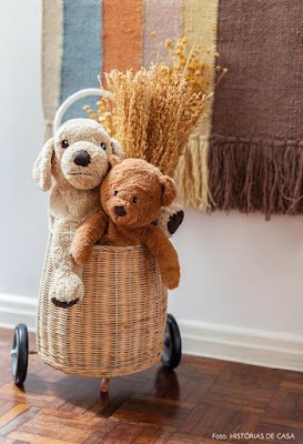 tendência superfofa na decoração: os bichinhos de pelúcia! Acreditem ou não, essas fofurinhas não são só para crianças; elas também podem deixar o nosso cantinho com muito estilo e personalidade.