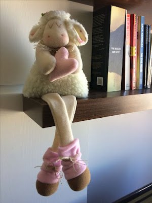 tendência superfofa na decoração: os bichinhos de pelúcia! Acreditem ou não, essas fofurinhas não são só para crianças; elas também podem deixar o nosso cantinho com muito estilo e personalidade.