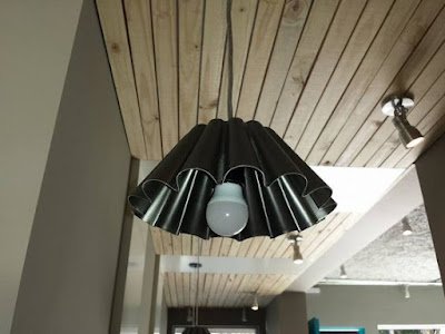 Itens de cozinha não precisam ficar restritos às atividades culinárias. Peneiras, formas de bolo e até mesmo escorredores de macarrão podem se transformar em luminárias descoladas. Basta adicionar uma fonte de luz no interior e você terá um objeto iluminado que vai adicionar personalidade e funcionalidade à sua cozinha.