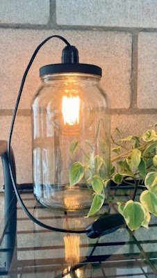 Se você tem uma coleção de garrafas de vidro ou frascos transparentes, está a um passo de criar luminárias verdadeiramente mágicas. Basta adicionar uma corda de luzes de LED no interior dos recipientes, e você terá um efeito luminoso encantador. Essas luminárias DIY são ideais para decorar prateleiras, mesas de centro ou mesmo para serem usadas como luminárias de cabeceira.