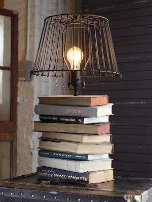 Se a literatura faz parte da sua vida, por que não incorporar essa paixão na sua decoração luminosa? Pegue aquele livro antigo que já foi lido ou que está esquecido na estante e transforme-o em uma luminária única. Basta cortar um nicho na parte interna, colocar uma pequena lâmpada e deixar a magia acontecer. Isso não só iluminará suas leituras noturnas, como também se tornará um ponto focal intrigante para os seus espaços.