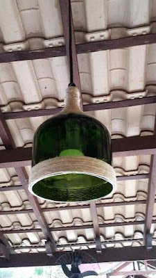 Se você tem uma coleção de garrafas de vidro ou frascos transparentes, está a um passo de criar luminárias verdadeiramente mágicas. Basta adicionar uma corda de luzes de LED no interior dos recipientes, e você terá um efeito luminoso encantador. Essas luminárias DIY são ideais para decorar prateleiras, mesas de centro ou mesmo para serem usadas como luminárias de cabeceira.