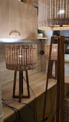 Sabe aquela cesta de vime antiga ou a peneira que não tem mais utilidade? Esses itens podem ganhar uma nova vida como luminárias encantadoras. Ao inserir uma lâmpada de filamento ou luzes LED no interior da cesta ou da peneira, você criará um jogo de sombras surpreendente, projetando padrões únicos nas paredes e tetos. O resultado é uma atmosfera acolhedora, perfeita para momentos relaxantes