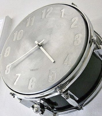 Reutilizar instrumentos musicais na decoração é uma forma incrível de celebrar a música e trazer mais identidade para o seu espaço. É como se cada nota ganhasse forma e cor, transformando sua casa em um verdadeiro palco de criatividade.