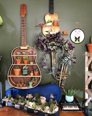 Reutilizar instrumentos musicais na decoração é uma forma incrível de celebrar a música e trazer mais identidade para o seu espaço. É como se cada nota ganhasse forma e cor, transformando sua casa em um verdadeiro palco de criatividade.