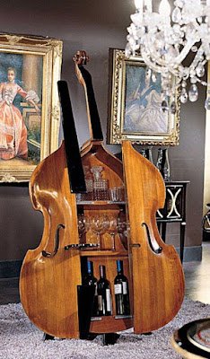 Reutilizar instrumentos musicais na decoração é uma forma incrível de celebrar a música e trazer mais identidade para o seu espaço. É como se cada nota ganhasse forma e cor, transformando sua casa em um verdadeiro palco de criatividade.