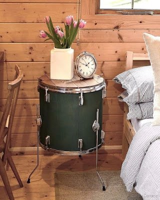 Reutilizar instrumentos musicais na decoração é uma forma incrível de celebrar a música e trazer mais identidade para o seu espaço. É como se cada nota ganhasse forma e cor, transformando sua casa em um verdadeiro palco de criatividade.