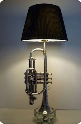 Reutilizar instrumentos musicais na decoração é uma forma incrível de celebrar a música e trazer mais identidade para o seu espaço. É como se cada nota ganhasse forma e cor, transformando sua casa em um verdadeiro palco de criatividade.