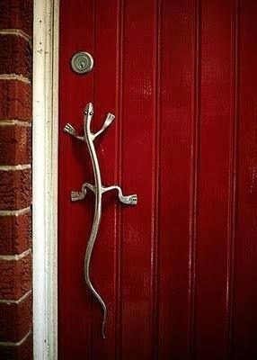 Sabe, a vida já é cheia de preocupações e desafios, então por que não deixar a sua casa mais alegre, descontraída e, claro, com um toque de diversão? Aqui estão algumas ideias pra você dar uma transformada no seu cantinho e fazer todo mundo rir!