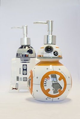 Não importa se você é fã de filmes, quadrinhos, jogos ou todos os itens acima, a decoração geek é uma maneira incrível de transformar sua casa em um santuário nerd.