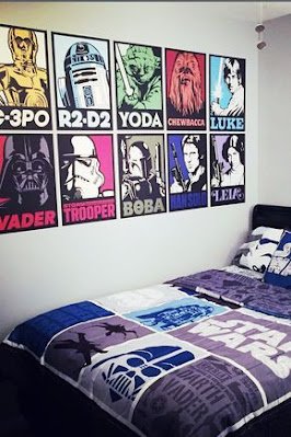 E não se esqueça daquela parede vazia. Preencha-a com quadros de suas franquias favoritas, como Mario, Star Trek ou até mesmo um pôster gigante do MCU. Assim, todos que entrarem em sua casa saberão imediatamente onde está a diversão.