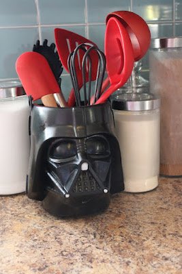 A cozinha geek não fica para trás! Utensílios de cozinha em forma de naves espaciais, canecas inspiradas em super-heróis e até um conjunto de ímãs de geladeira com personagens de Star Wars vão deixar sua cozinha mais divertida e funcional.