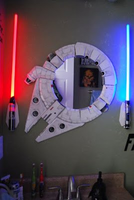 Não importa se você é fã de filmes, quadrinhos, jogos ou todos os itens acima, a decoração geek é uma maneira incrível de transformar sua casa em um santuário nerd.