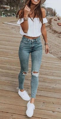 A chave para um visual elegante é equilíbrio. Se você optar por um cropped mais justo, combine-o com uma parte inferior mais larguinha, como uma saia midi ou uma calça pantalona. Se o cropped for mais soltinho, uma calça skinny ou uma saia lápis são escolhas certeiras para manter a harmonia no look.