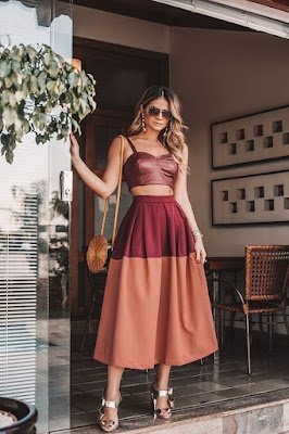 A chave para um visual elegante é equilíbrio. Se você optar por um cropped mais justo, combine-o com uma parte inferior mais larguinha, como uma saia midi ou uma calça pantalona. Se o cropped for mais soltinho, uma calça skinny ou uma saia lápis são escolhas certeiras para manter a harmonia no look.