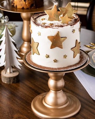 Selecionamos alguns modelos diretamente do Pinterest para inspirar a sua criatividade. Porque sabemos que nem todo mundo é um expert na cozinha, mas todo mundo pode ter uma ideia genial na hora de escolher o bolo. Desde bolos minimalistas até aqueles que parecem verdadeiras esculturas, temos opções para todos os gostos.