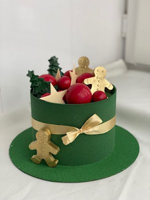 Selecionamos alguns modelos diretamente do Pinterest para inspirar a sua criatividade. Porque sabemos que nem todo mundo é um expert na cozinha, mas todo mundo pode ter uma ideia genial na hora de escolher o bolo. Desde bolos minimalistas até aqueles que parecem verdadeiras esculturas, temos opções para todos os gostos.