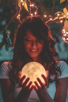 Use velas, luzinhas pisca-pisca e até lanternas para criar efeitos de luz mágicos. Não tenha medo de explorar sombras e reflexos.