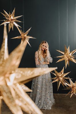 Explore locais diferentes, como mercados de Natal, parques decorados e até mesmo a sua própria árvore de Natal em casa.