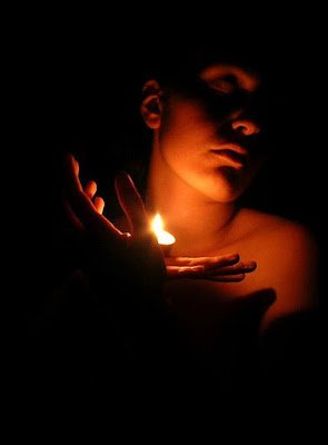 Use velas, luzinhas pisca-pisca e até lanternas para criar efeitos de luz mágicos. Não tenha medo de explorar sombras e reflexos.