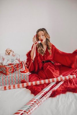 Vista-se a caráter com roupas vermelhas, verdes ou brancas para combinar com a temática. O contraste com a decoração natalina fica incrível!