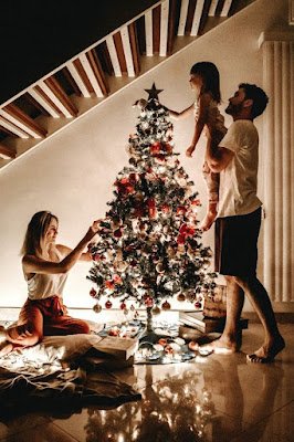 Explore locais diferentes, como mercados de Natal, parques decorados e até mesmo a sua própria árvore de Natal em casa.