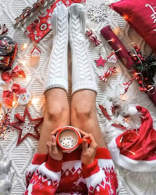 Vista-se a caráter com roupas vermelhas, verdes ou brancas para combinar com a temática. O contraste com a decoração natalina fica incrível!